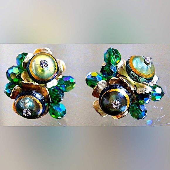 VENDOME EARRINGS GREEN DEPRESSION GLASS & GREEN CRYSTALS GOLD VINTAGE CLIP ON - Picture 3 of 8